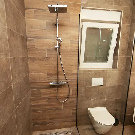 Lomari *